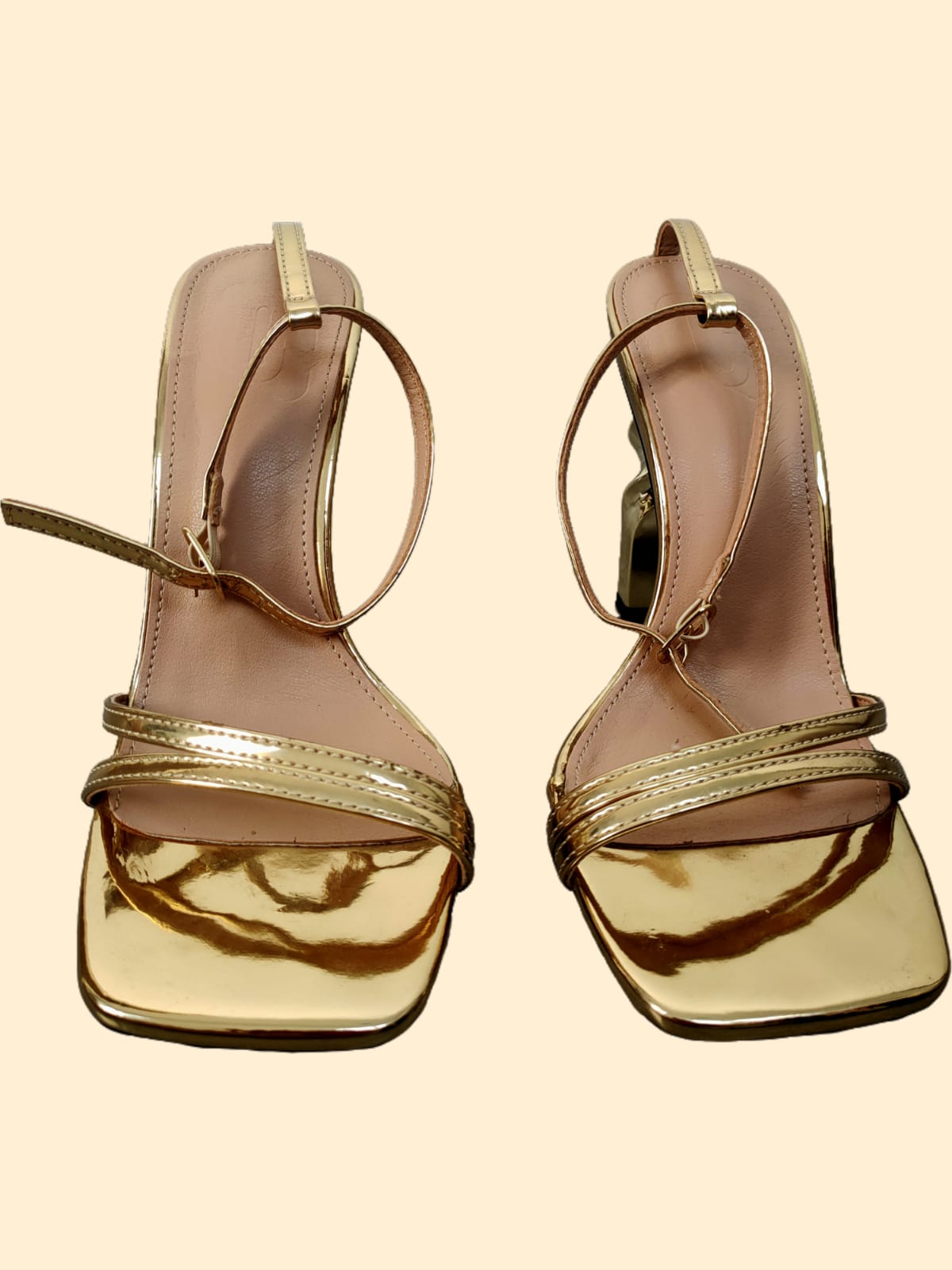 Sandalia dorada de tacón alto