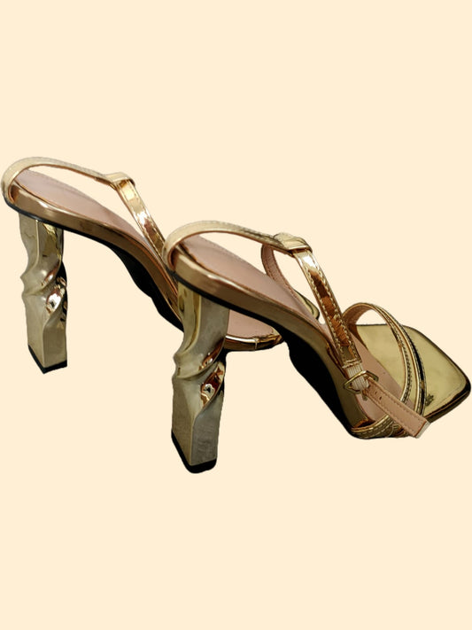 Sandalia dorada de tacón alto